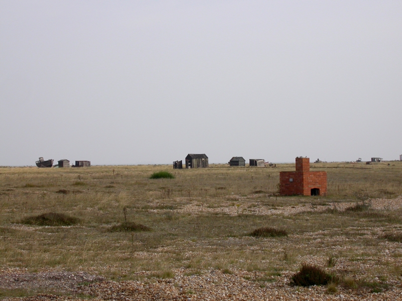 DSCN2132.JPG - Sheds, boats and unknown constructions litter parts of the shingle sea.